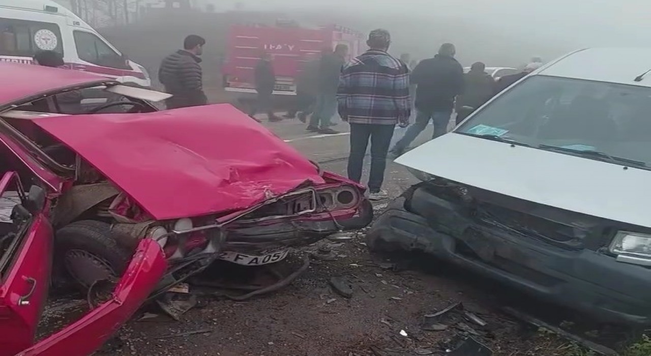 Orduda yoğun siste iki araç kafa kafaya çarpıştı: 3ü ağır 5 yaralı