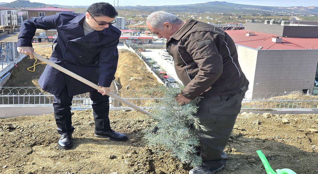 Orman Haftası’nda Toprakkale’de Protokol Üyeleri Fidan Dikti