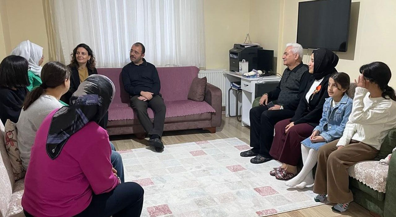 Osmaniye Kadirli Kaymakamı Dolu, Eşiyle Birlikte Çocuk Evinde İftar Açtı