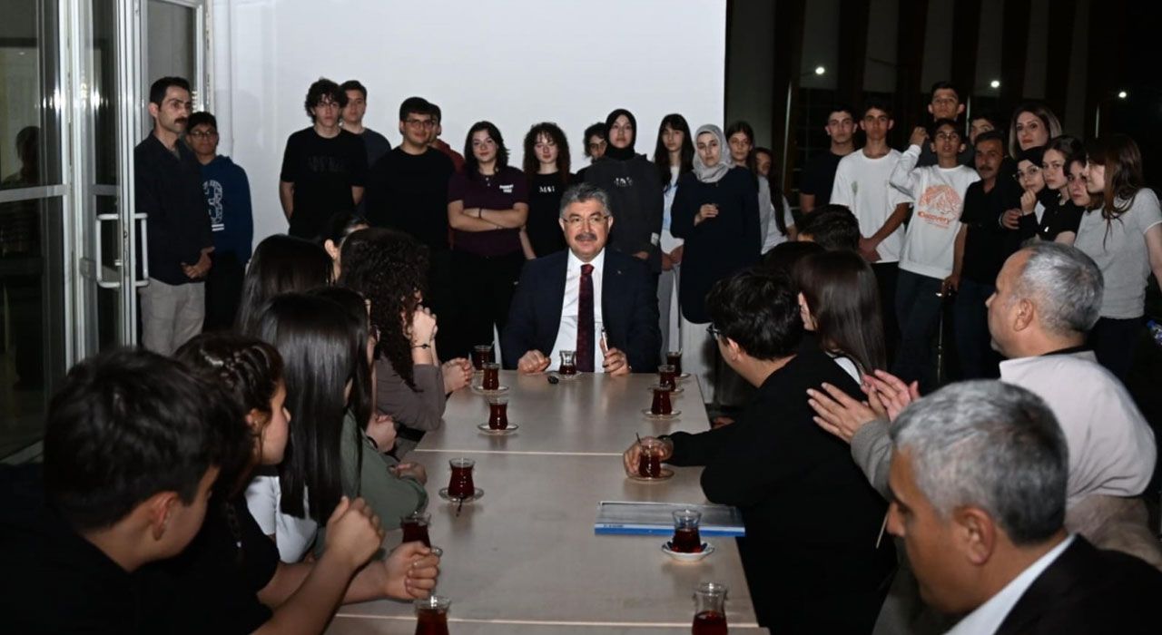 Osmaniye Valisi Yılmaz, Devlet Bahçeli Fen Lisesi Öğrencileriyle İftar Yaptı