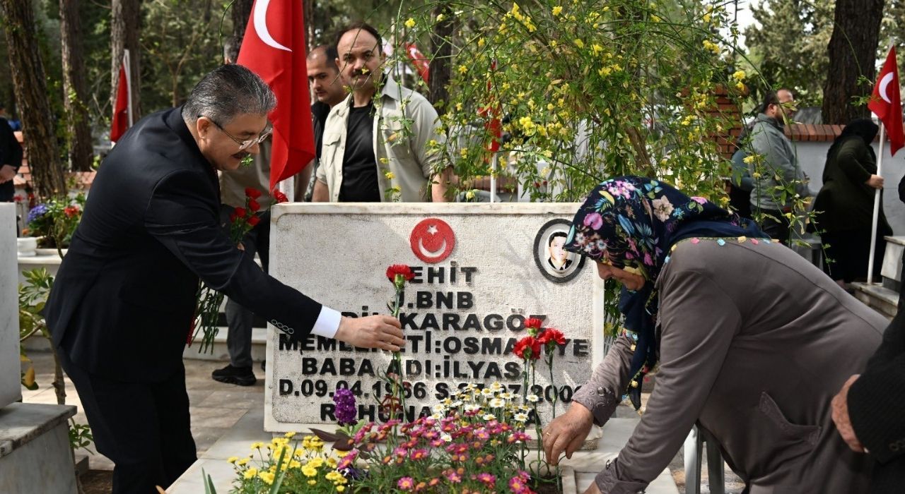 Osmaniye’de 18 Mart: Şehitlerin Kabirlerine Karanfil Bırakıldı