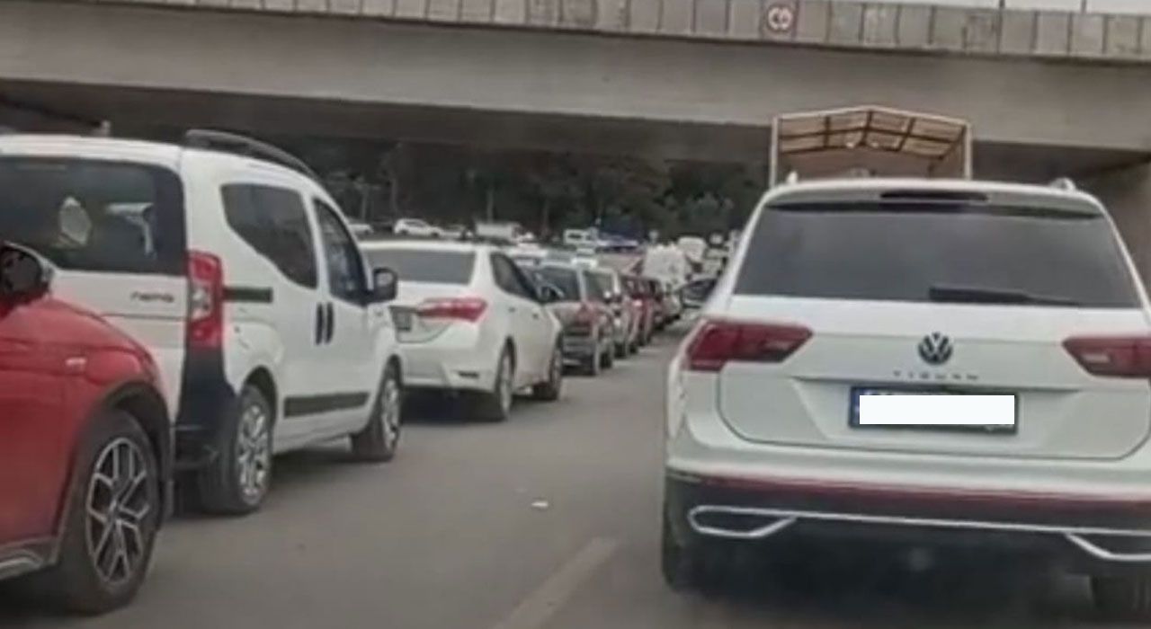 Osmaniye’de Bayram Öncesi Mezarlık Ziyaretleri Trafiği Kilitledi