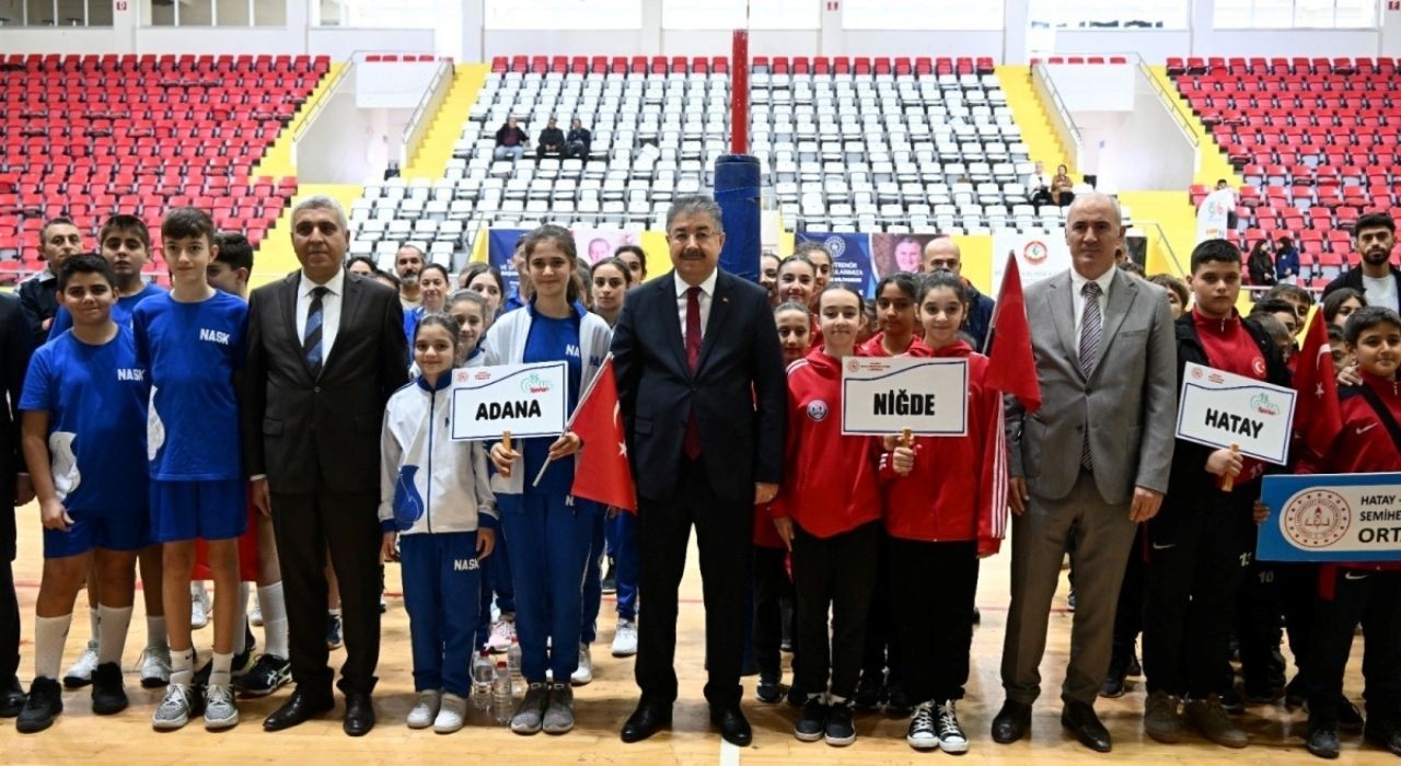 Osmaniye'de Küçükler Voleybol Yarı Final Müsabakaları Başladı