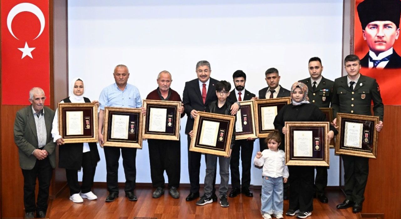 Osmaniye’de Şehit Aileleri ve Gazilere Devlet Övünç Madalyası Takdim Edildi