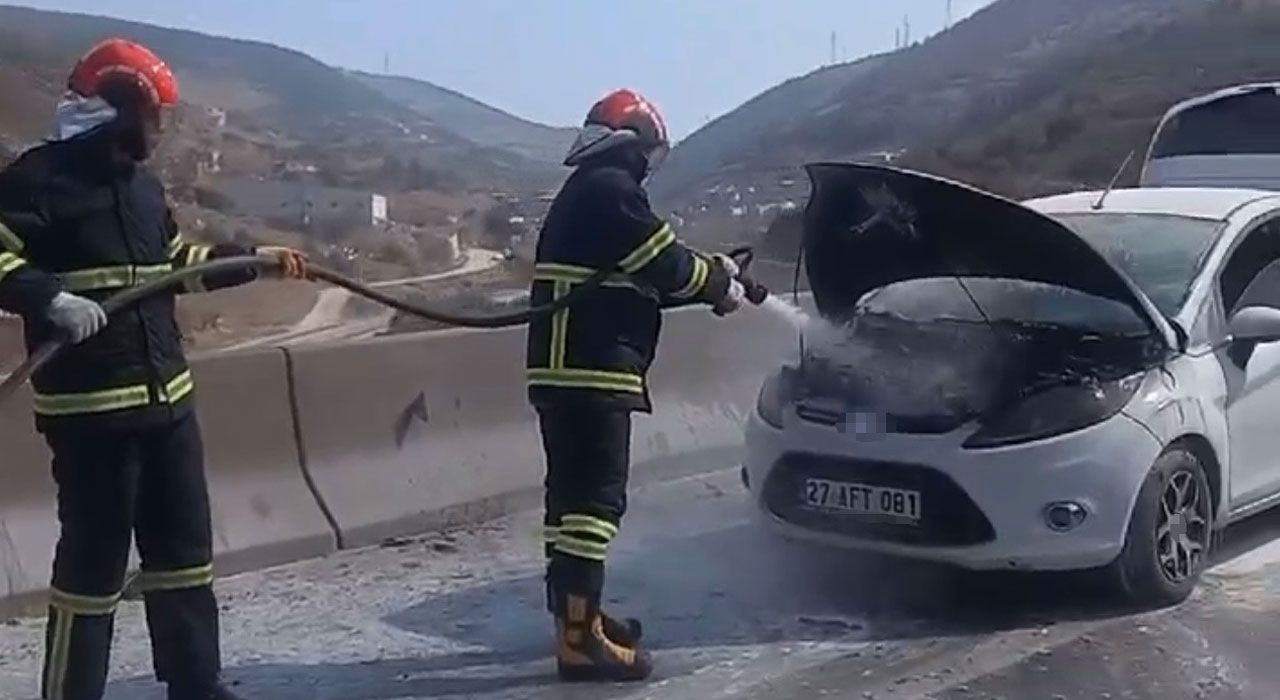 Osmaniye'de Seyir Halindeki Otomobil Alev Aldı