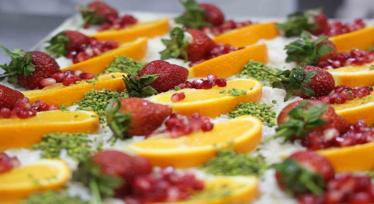 Osmanlıdan günümüze Ramazan sofralarının en renkli tatlısı: Güllaç