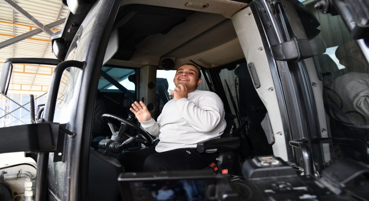 Otizmli çocuğun çöp kamyonuna binme hayali gerçek oldu