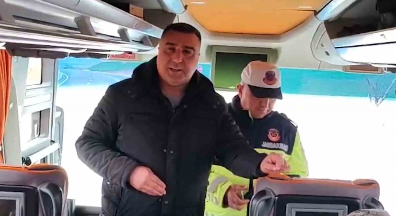 Otobüste sürpriz denetim: Sivil jandarma şoföre teşekkür etti, yolculara emniyet kemerini hatırlattı
