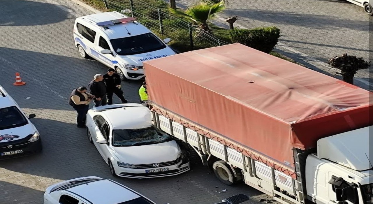 Otomobil kamyona arkadan çarptı: 1 yaralı