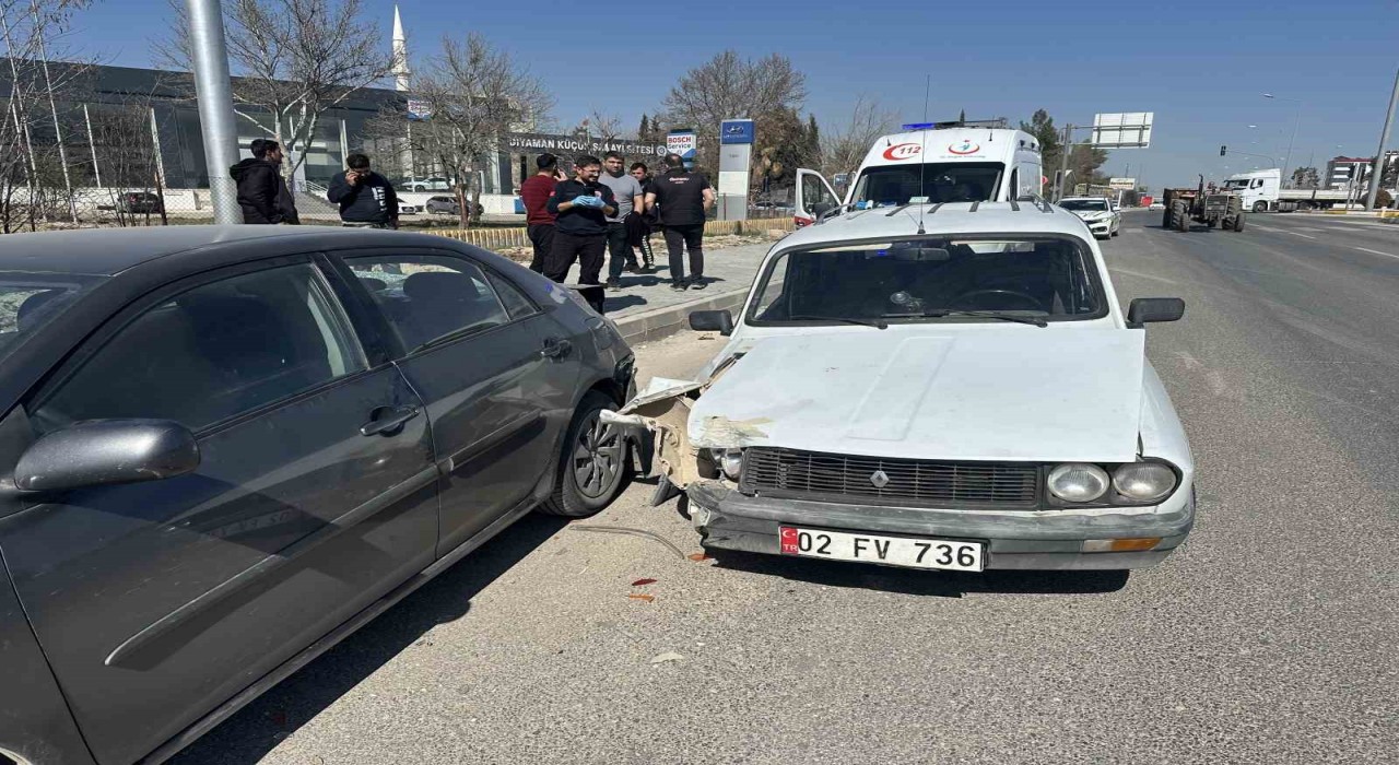 Otomobil park halindeki araca çarptı: 1 yaralı