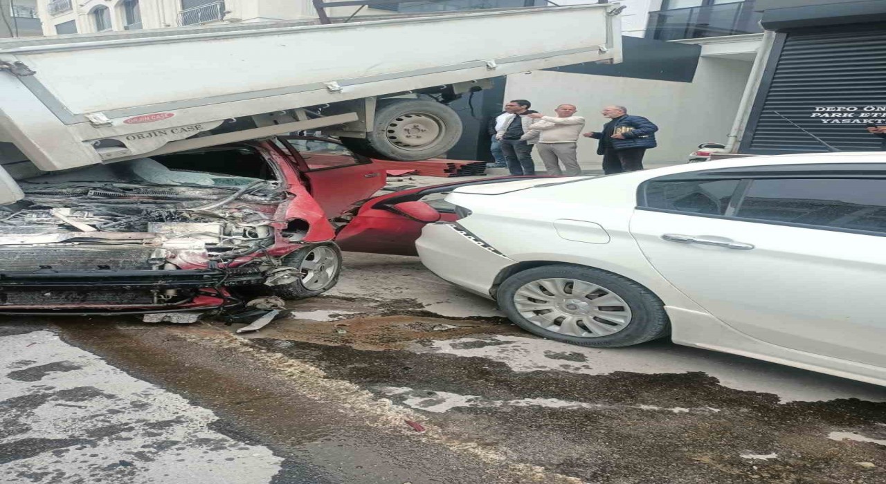 Otomobil park halindeki kamyonetin altına girdi: 3 yaralı