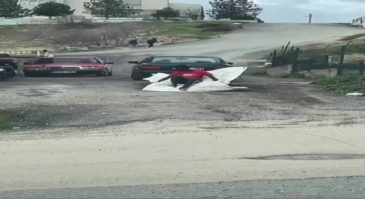 Otomobilin arkasına bağlanan brandada yolculuk yaptı