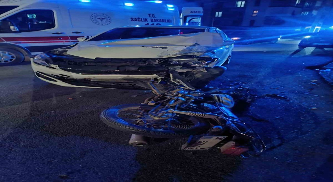 Otomobille çarpışan motosikletin sürücüsü yaralandı