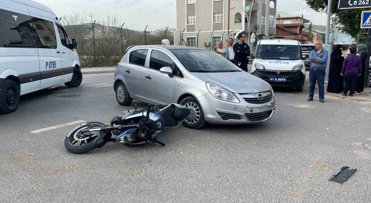 Otomobille çarpışan motosikletli yaralandı