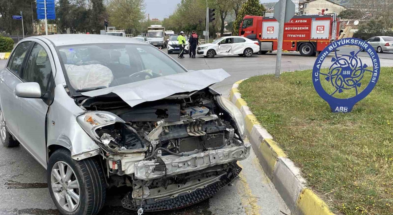 Otomobiller kavşakta çarpıştı: 1 yaralı