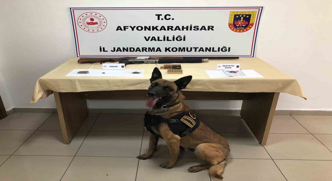 Otopark işletmecisi uyuşturucu ve ruhsatsız tüfeklerle yakalandı