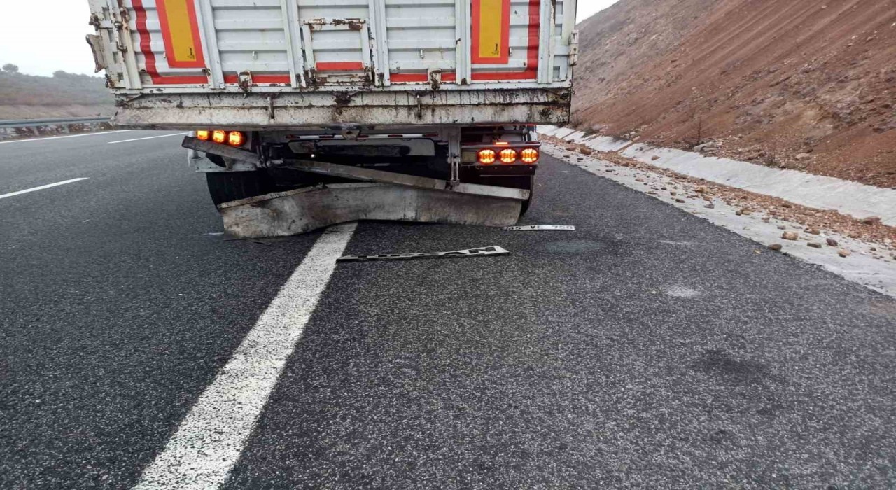 Otoyolda otomobil kamyona arkadan çarparak yandı; 1 yaralı