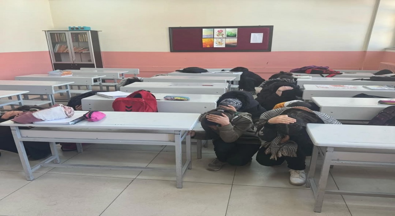 Özalpteki tüm okullarda deprem tatbikatı yapıldı