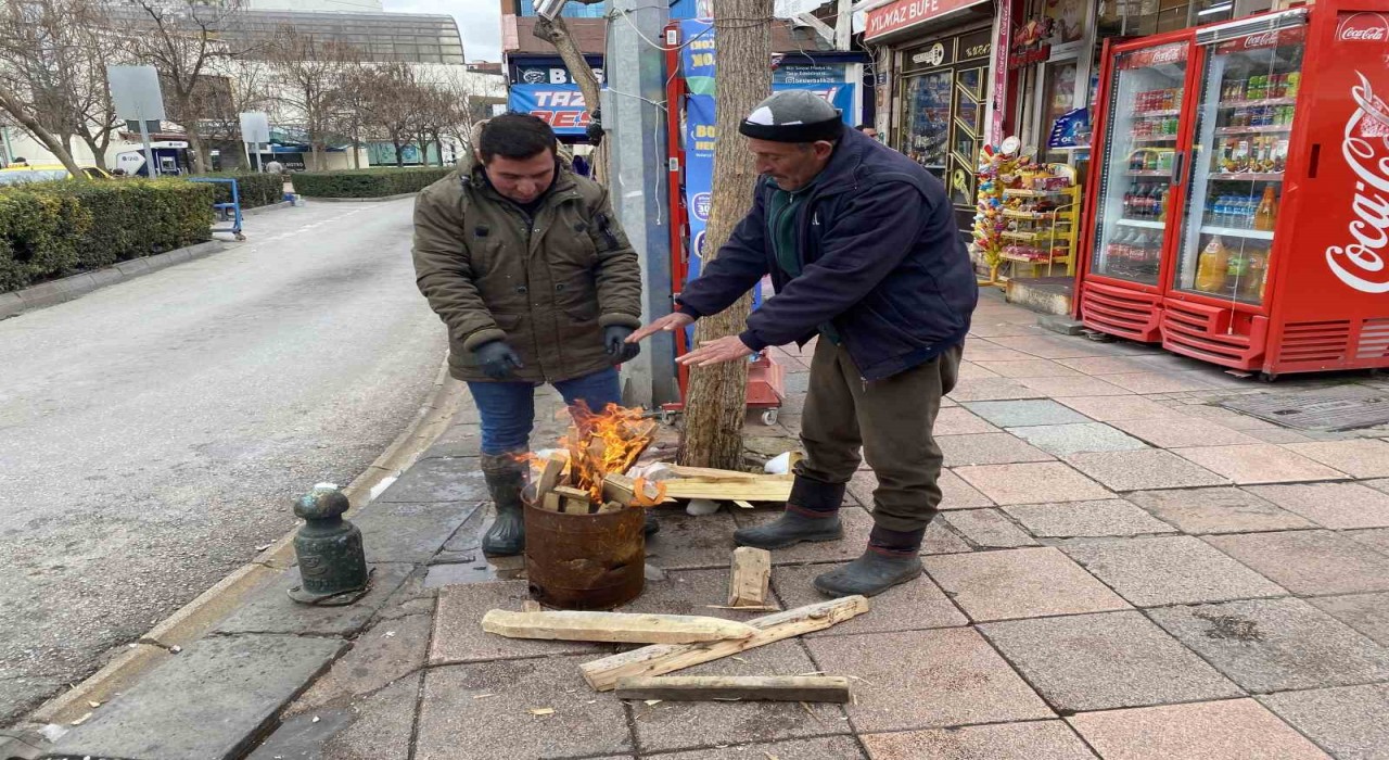 (ÖZEL) Dün kısa kollu ile gezen vatandaşlar bugün ateş başında ısınmaya çalıştı
