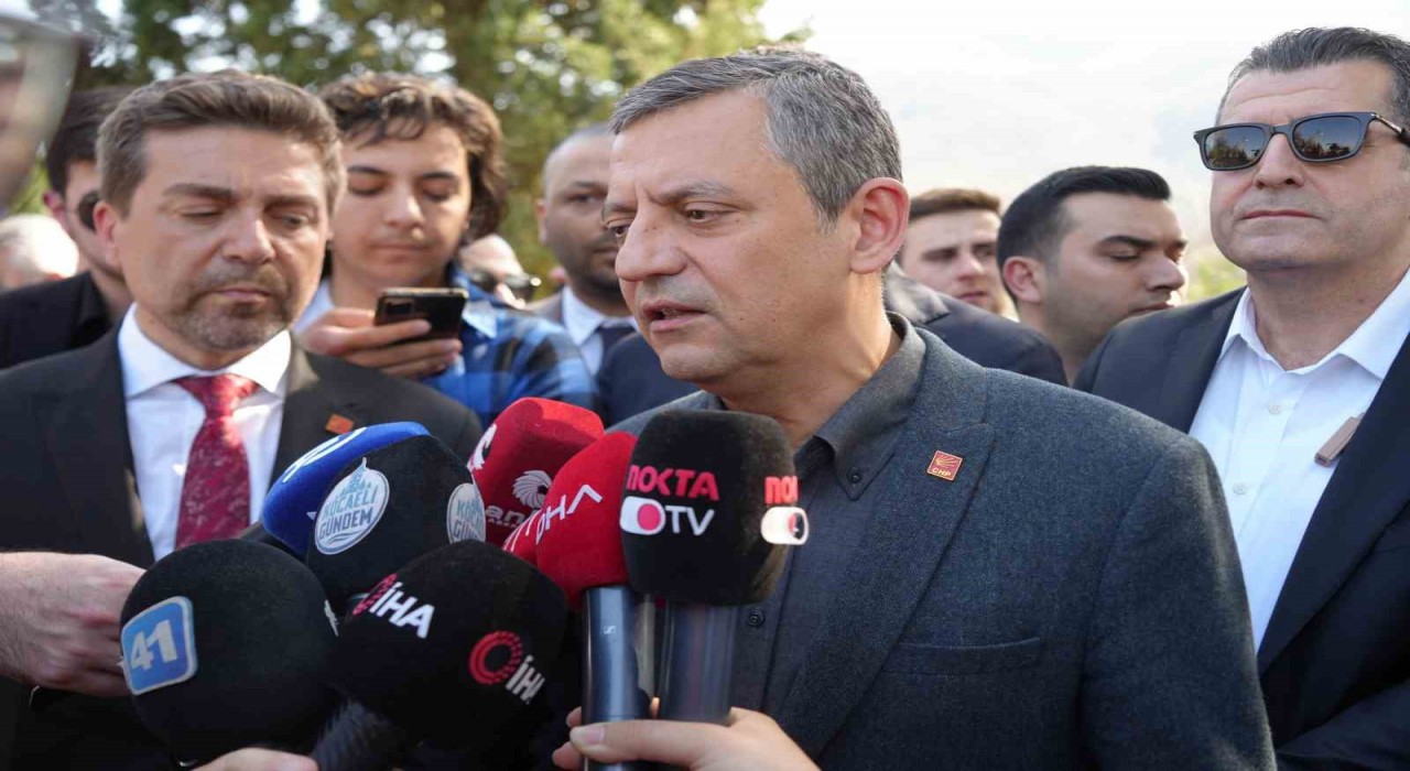 Özgür Özel, eski milletvekili Haydar Akarın babasının cenaze namazına katıldı