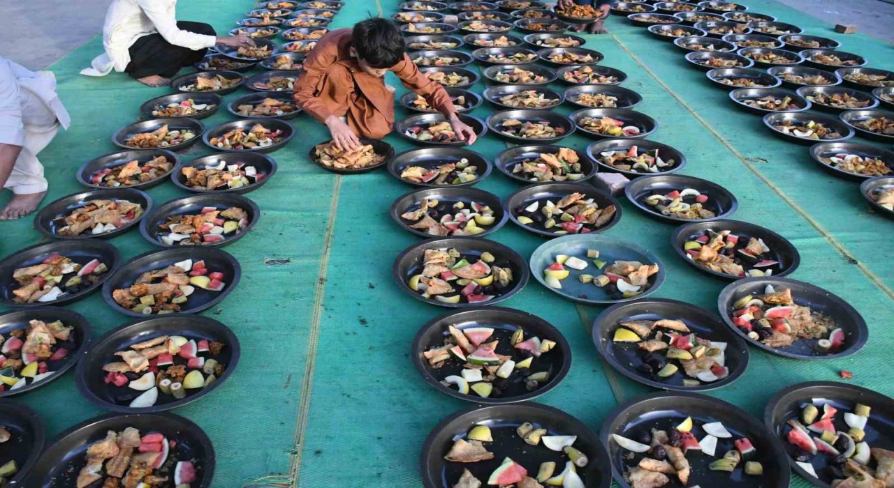 Pakistanda ihtiyaç sahipleri için sokaklarda iftar sofraları kurulmaya devam ediyor