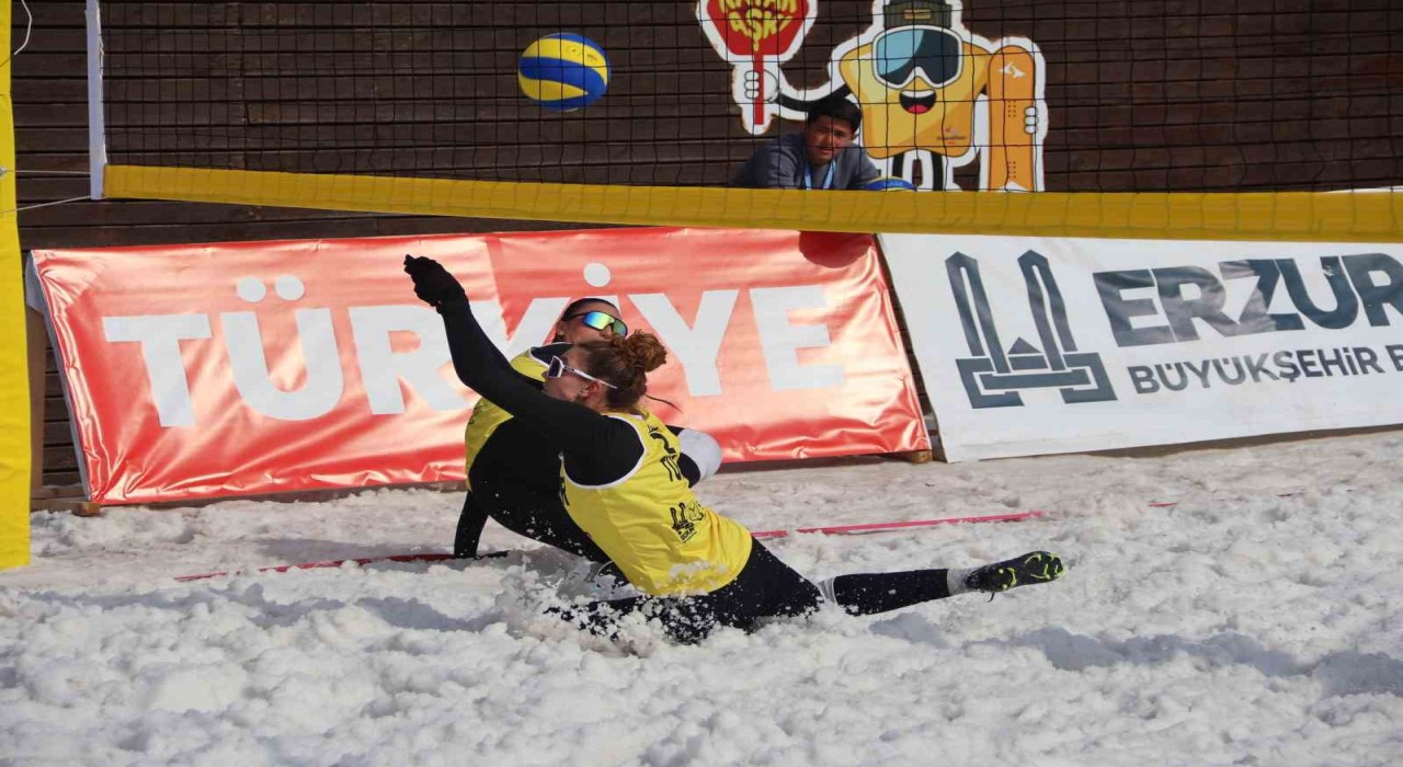 Palandöken Kayak Merkezinde kar voleybolu coşkusu