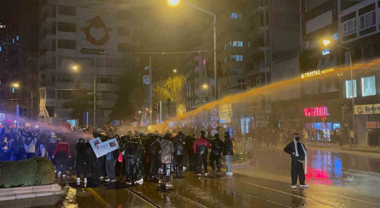 Patlayıcı madde atan ve dağılın ikazını dinlemeyen gruba polis ekiplerince müdahale etti