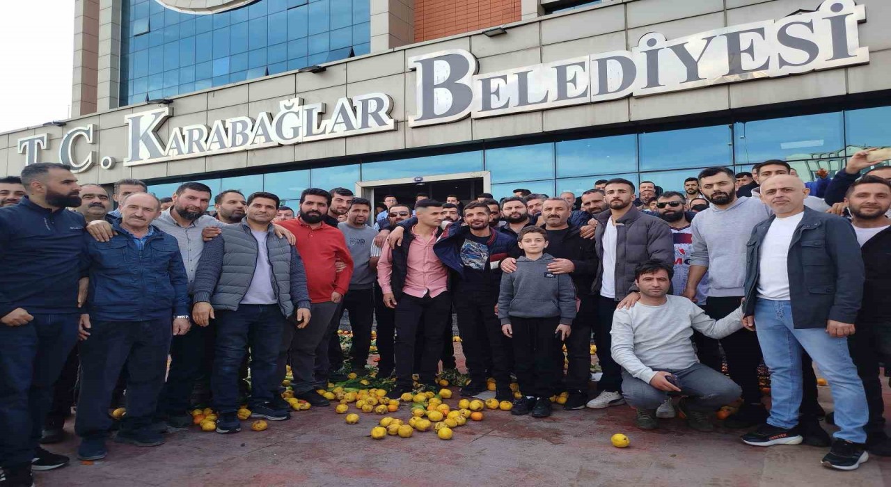Pazarcı esnafından Karabağlar Belediyesine sebze-meyveli protesto