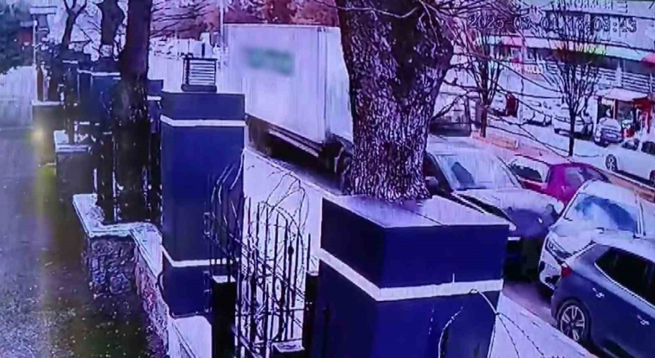 Pendikte bir anda hareket eden kamyon park halindeki araçları biçti