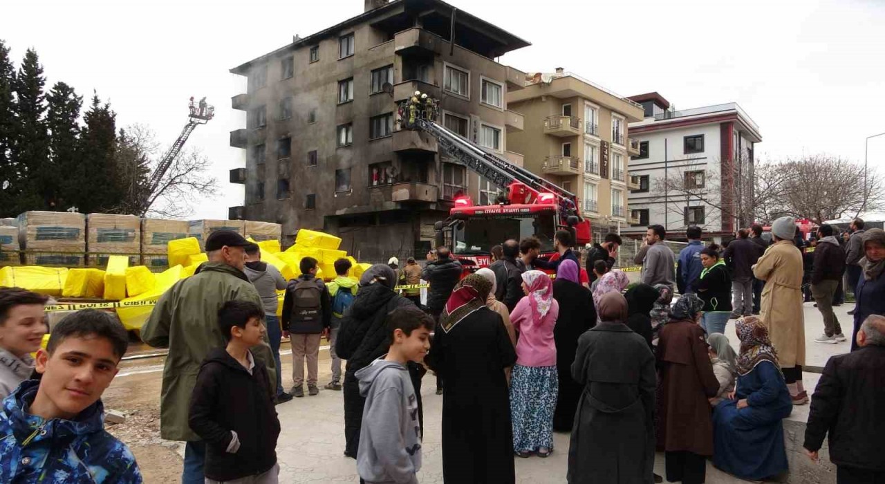 Pendikte inşaat depolama alanında yangın: Alevler 4 katlı binaya sıçradı