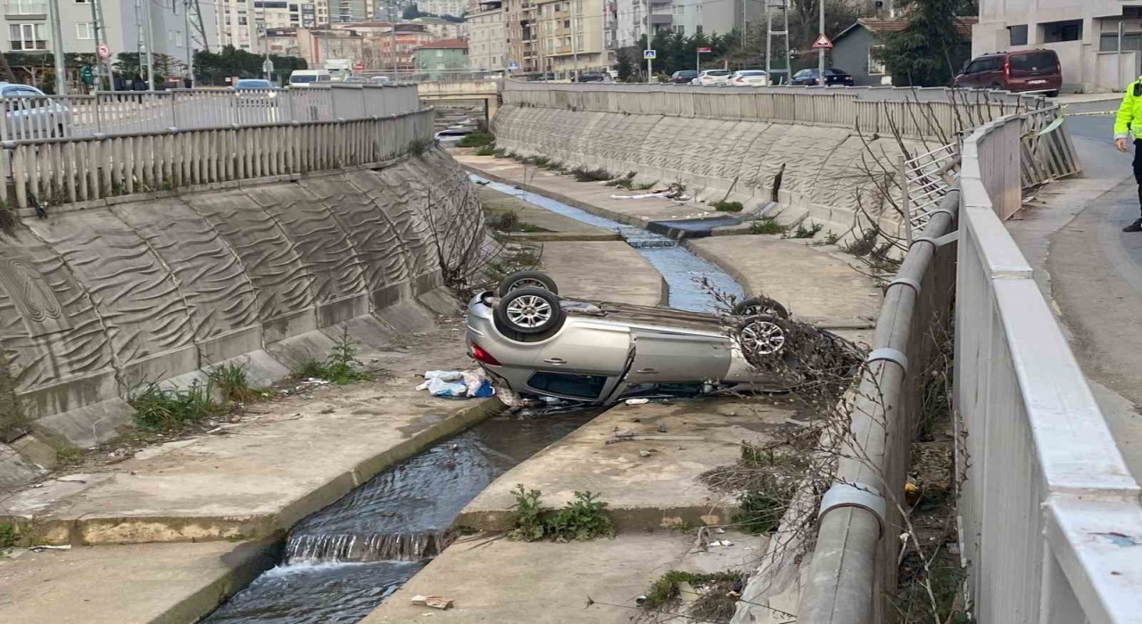 Pendikte kontrolden çıkan araç dereye uçtu: 5 yaralı