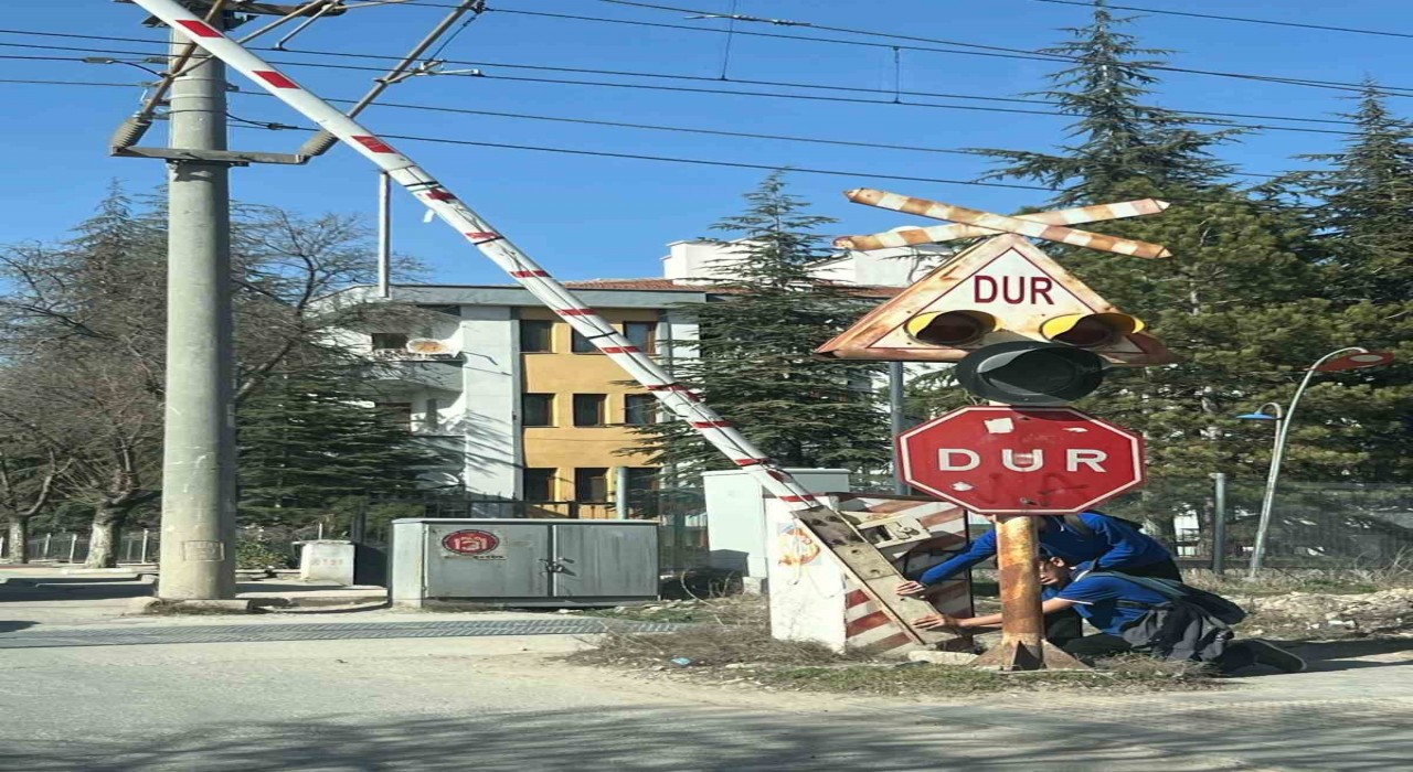 Polatlıda hemzemin geçitte yaşanan bariyer arızası vatandaşları tedirgin ediyor