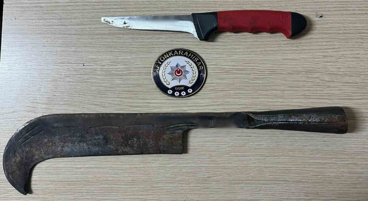 Polis 12 ruhsatsız tabanca ile 54 bıçak ele geçirdi