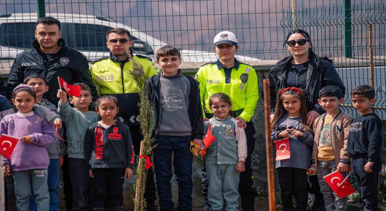 Polis ve öğrenciler Kato Dağı eteklerine fidan dikti