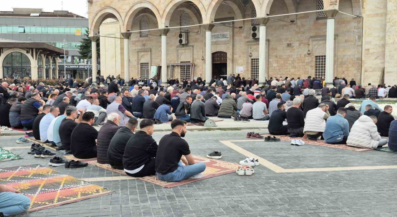 Ramazan ayının son cuma namazında camiler doldu taştı