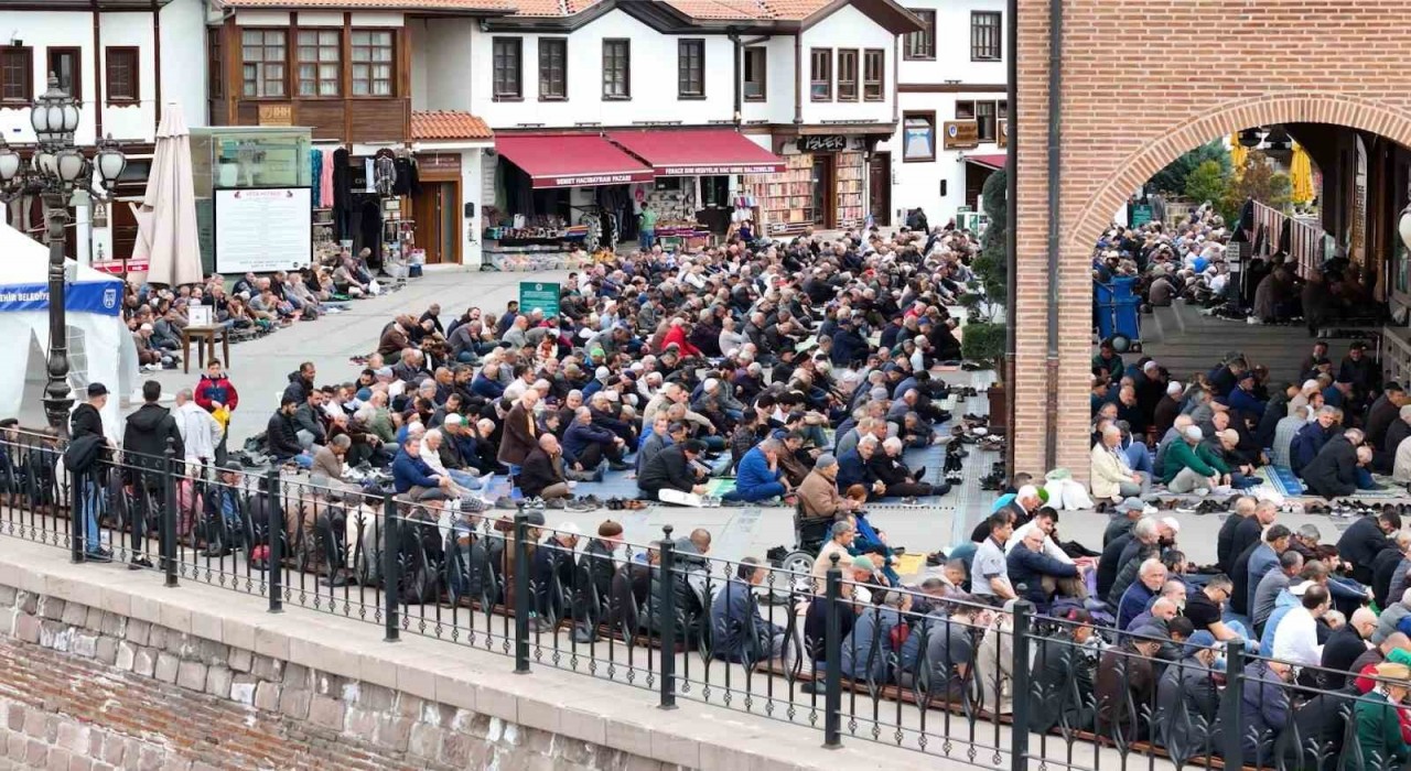 Ramazan ayının son cumasında eller semaya açıldı