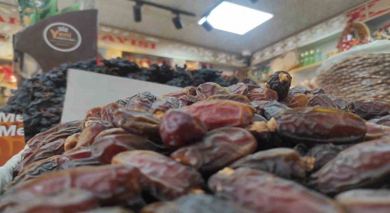 Ramazan ayının vazgeçilmezi hurma tezgahlarda