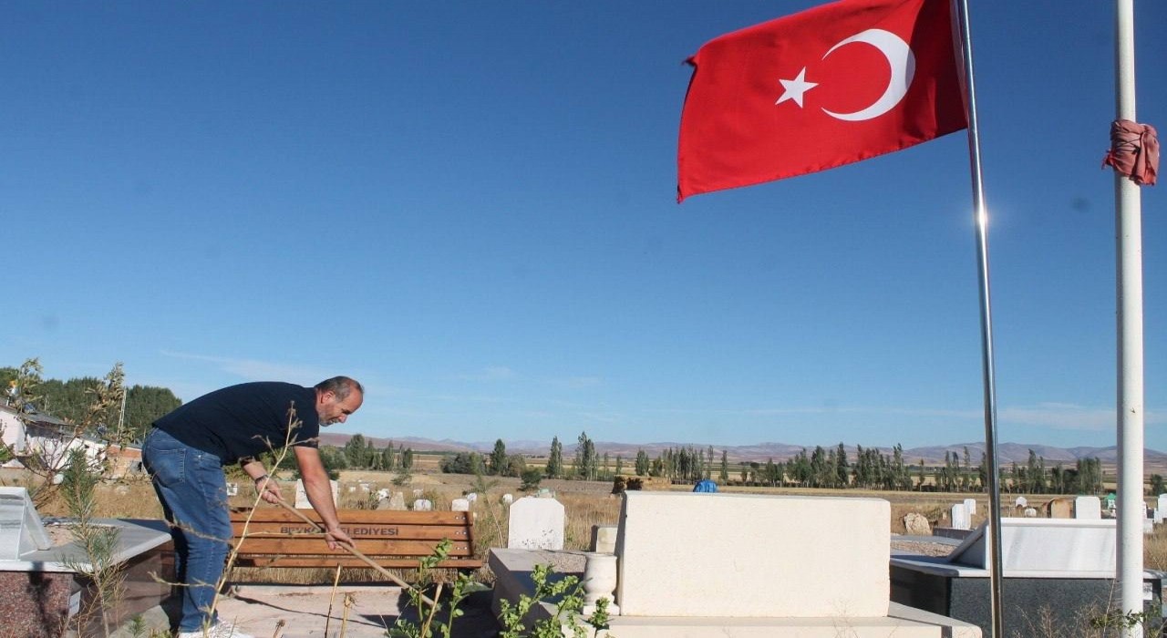 Ramazan Bayramı arefesinde mezarlıklar ziyaretçiyle doldu