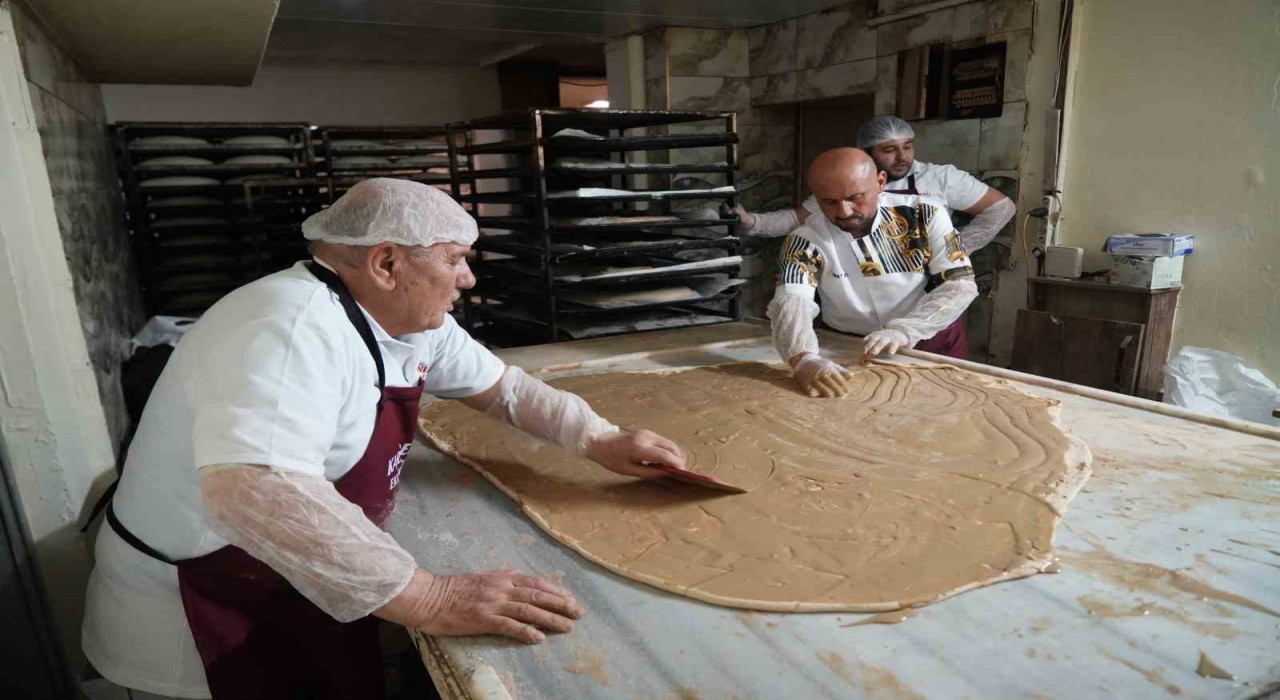 Ramazan sofralarının vazgeçilmezi, Niğdenin tescilli lezzeti: Tahinli pide