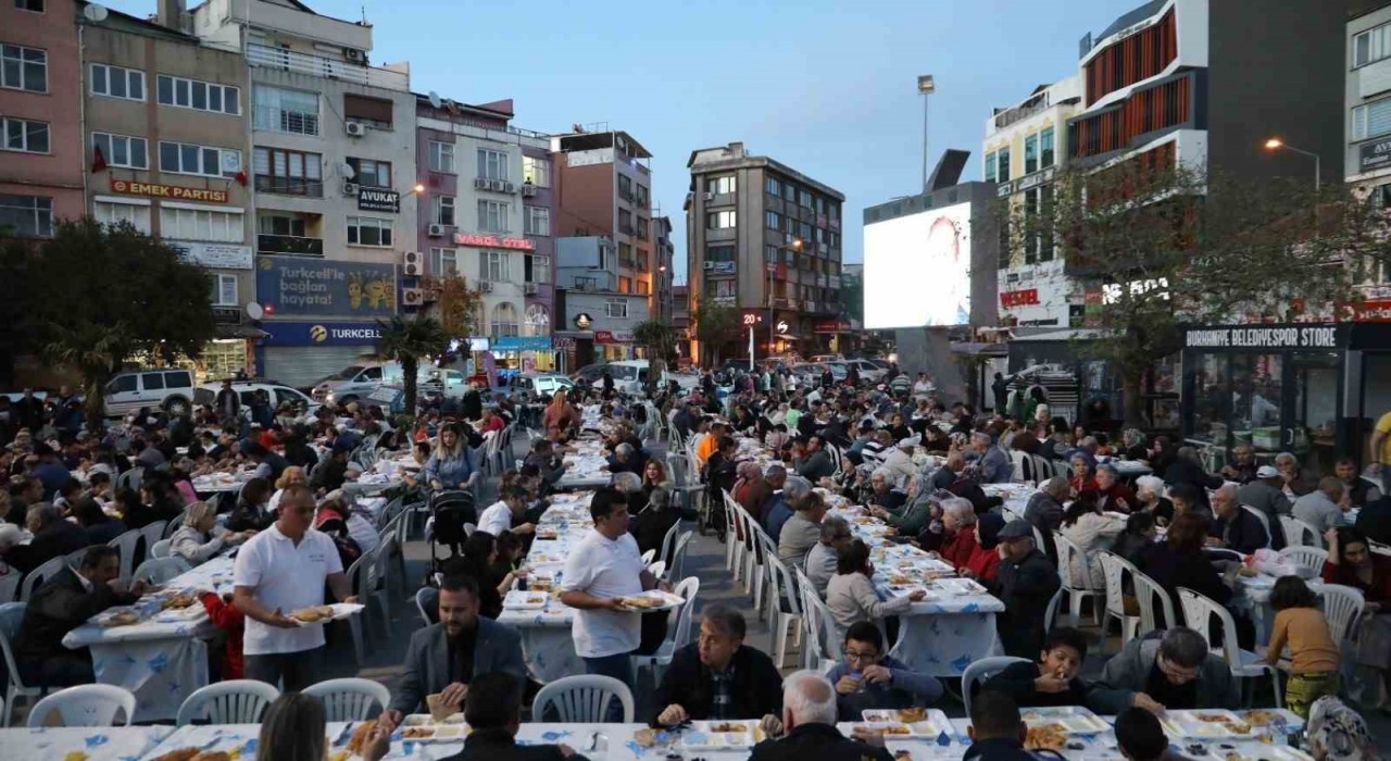 Ramazanın bereketi Burhaniyede paylaşılıyor