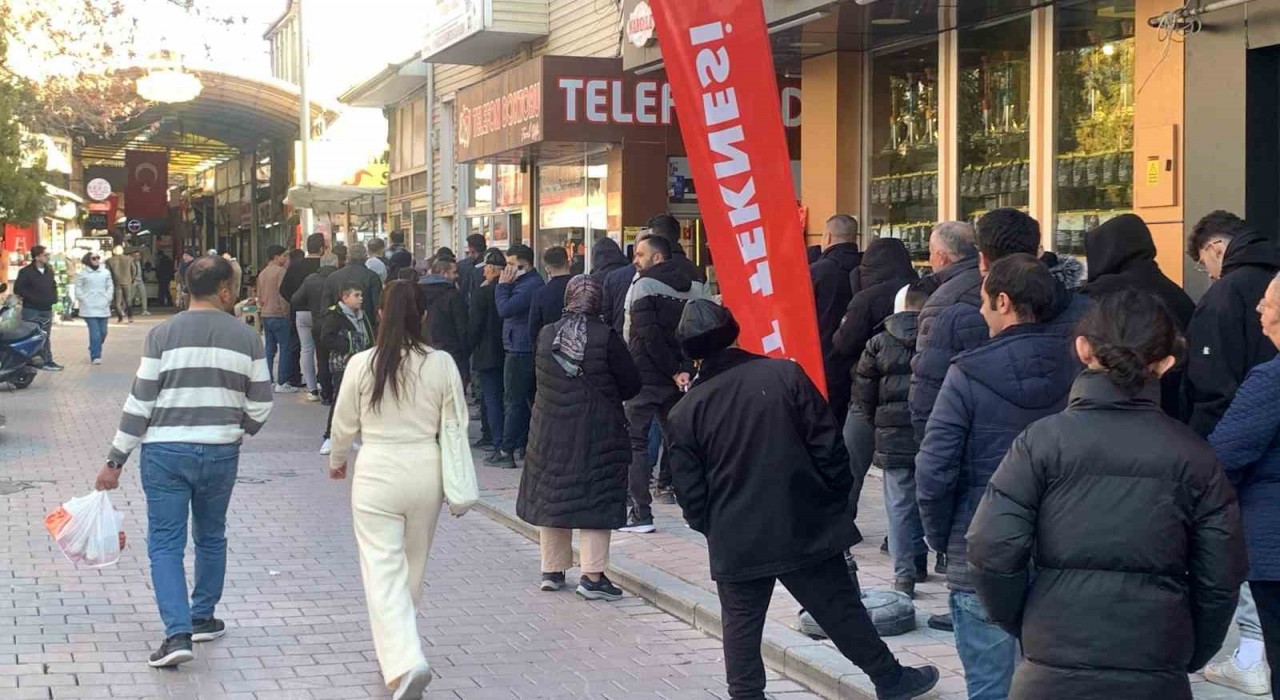 Ramazanın vazgeçilmezi tahinli pide için uzun kuyruklar oluştu