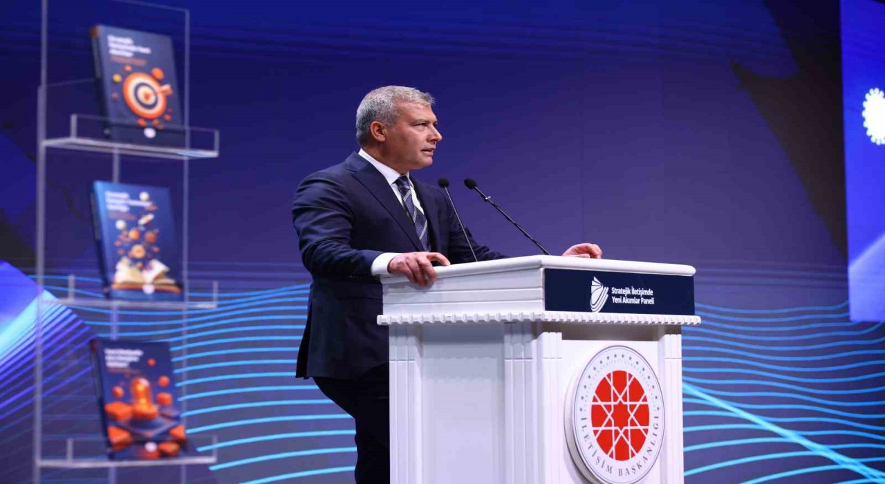 Rektör Adıgüzel ‘Stratejik İletişimde Yeni Akımlar Panelinin açılışında konuştu