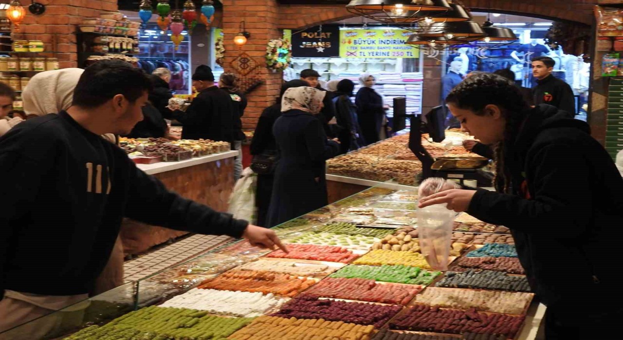 Rengarenk bayram şekerleri tezgahlarda yerini aldı