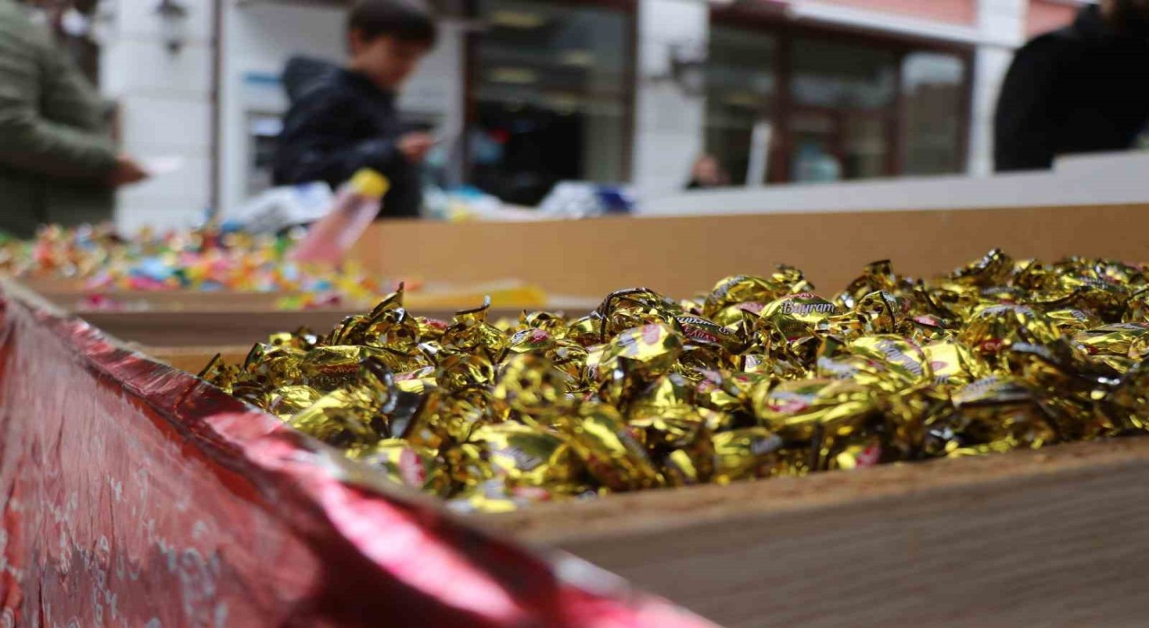 Rengarenk şekerler tezgahlarda: Çocukları sevindirmenin en uygunu 200 liradan başlıyor