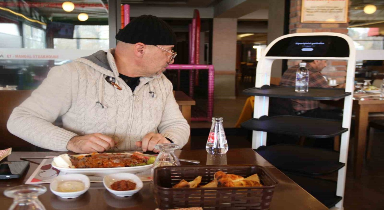 Robot garson Şef yaptığı servisle müşterilere farklı bir deneyim sunuyor