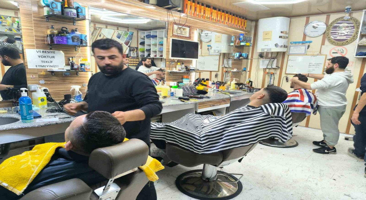 Saç tıraşını son güne bırakanlar bayrama berber dükkanlarında girdi