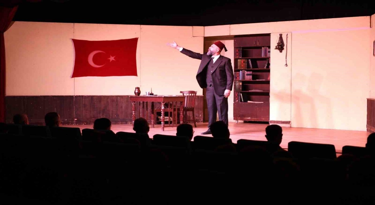 ‘Şair, Şiir, Şuur oyunu tiyatroseverler ile buluştu