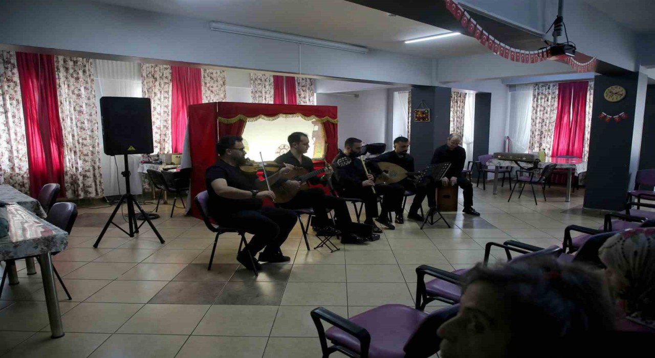 Sakarya Büyükşehirden yaşlıların yüzünde tebessüm olan ziyaret
