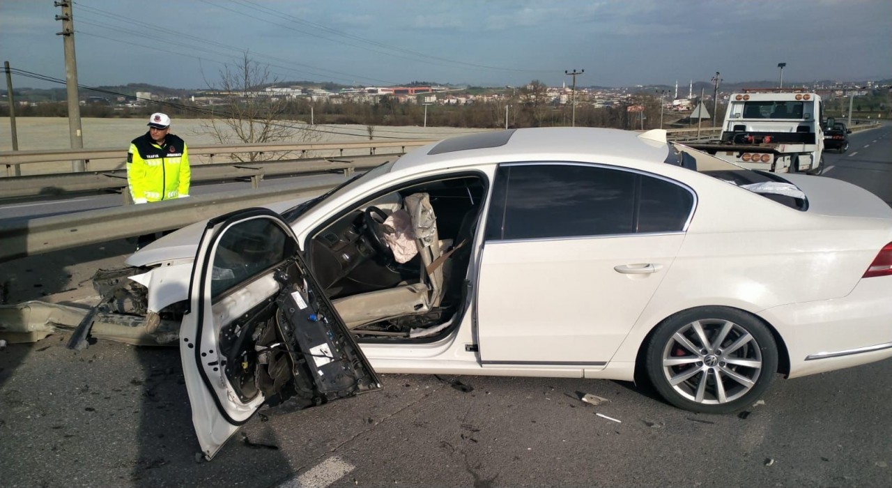 Sakaryada bariyer otomobilin içine girdi