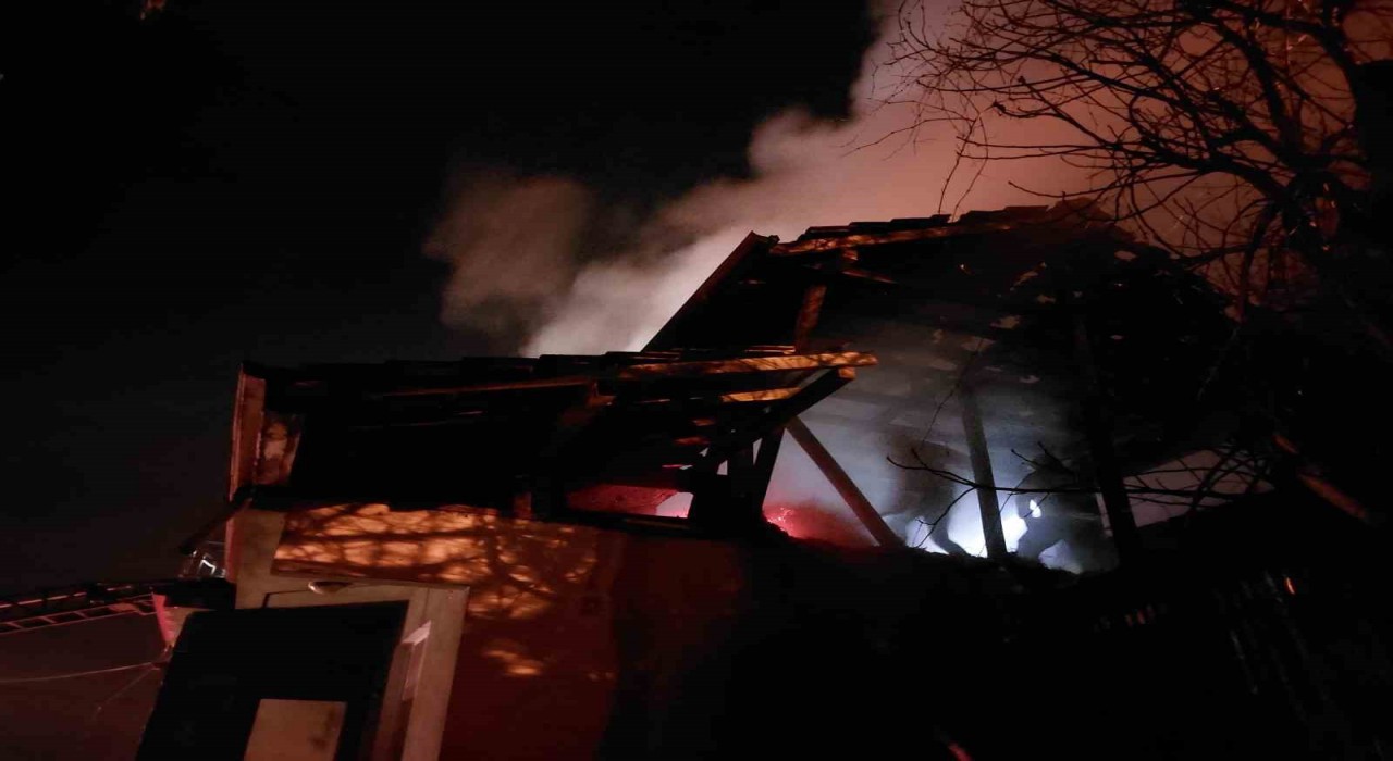 Sakaryada evin çatısı alev topuna döndü, mahalleli sokağa döküldü